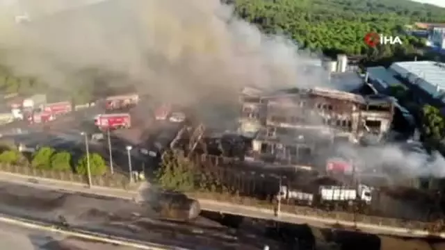 Tuzla'da yanan fabrikanın son durumu havadan görüntülendi Tuzla'da yanan fabrikanın son durumu havadan görüntülendi