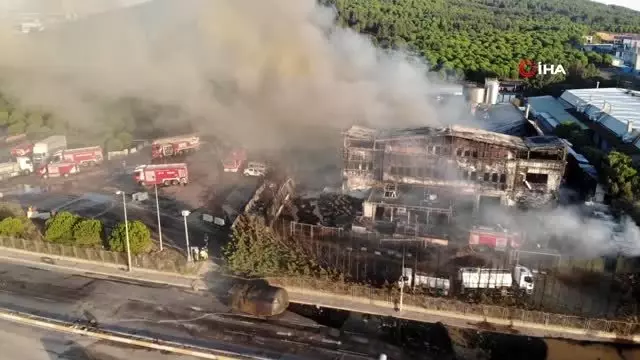 Tuzla'da yanan fabrikanın son durumu havadan görüntülendi Tuzla'da yanan fabrikanın son durumu havadan görüntülendi