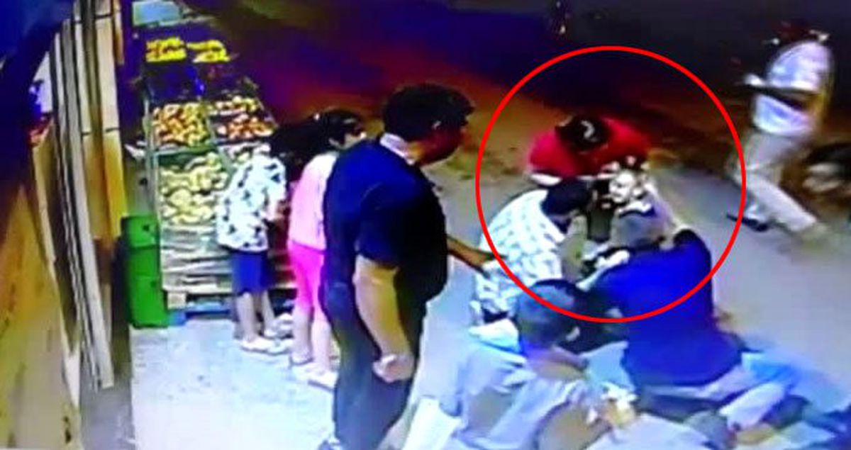 Ufak çocuk arabanın altında kalmaktan son anda kurtuldu! Olay kameraya yansıdı