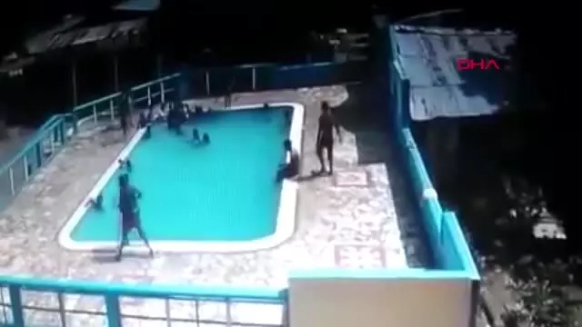 Dehşet anları kamerada! 15 yaşındaki genç kızı, herkesin gözü önünde böyle boğdu Dehşet anları kamerada! 15 yaşındaki genç kızı, herkesin gözü önünde böyle boğdu