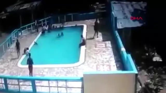 Dehşet anları kamerada! 15 yaşındaki genç kızı, herkesin gözü önünde böyle boğdu Dehşet anları kamerada! 15 yaşındaki genç kızı, herkesin gözü önünde böyle boğdu
