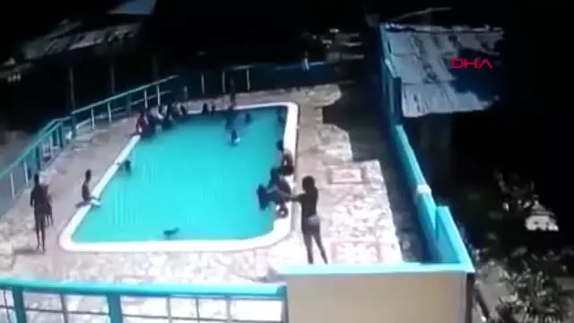 Dehşet anları kamerada! 15 yaşındaki genç kızı, herkesin gözü önünde böyle boğdu Dehşet anları kamerada! 15 yaşındaki genç kızı, herkesin gözü önünde böyle boğdu