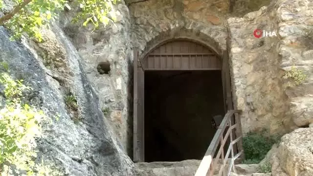 70 milyon yıllık mağaranın duvarlarına yazı yazarak zarar verdiler 70 milyon yıllık mağaranın duvarlarına yazı yazarak zarar verdiler