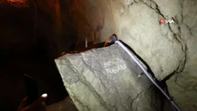 70 milyon yıllık mağaranın duvarlarına yazı yazarak zarar verdiler 70 milyon yıllık mağaranın duvarlarına yazı yazarak zarar verdiler