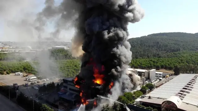 AFAD'dan Tuzla'daki fabrika yangınına ilişkin açıklama: Halk sağlığını tehdit eden bir durum yok