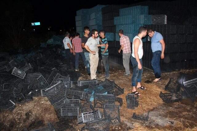 Alaşehir'de plastik kasa imalathanesinde yangın çıktı, 50 bin plastik kasa kül oldu