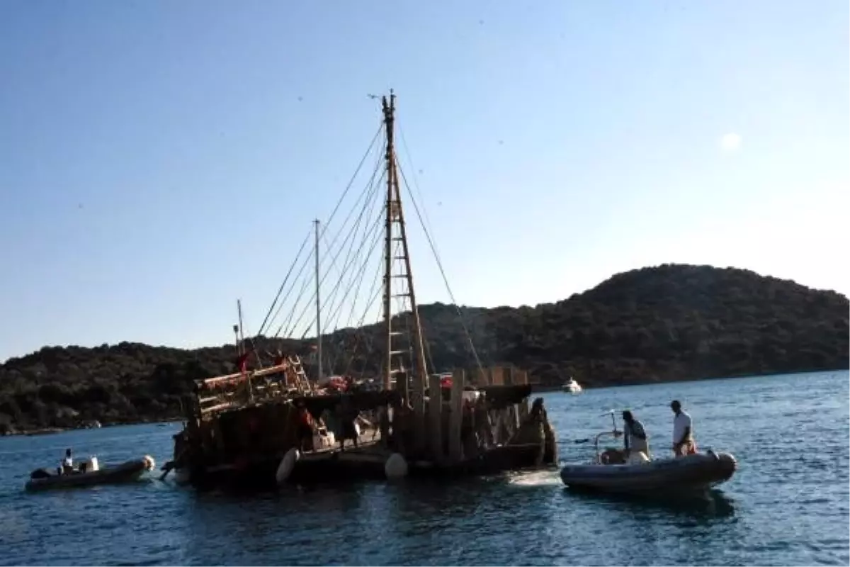 Antik dönemin izlerini taşıyan 'abora-ıv' kaş'a demir attı