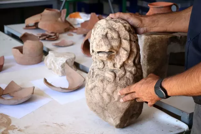 Assos'ta 2 bin 200 yıllık aslan heykeli bulundu