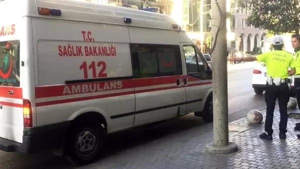 Çantasının çalındığını iddia eden kadın, sinir krizi geçirdi Çantasının çalındığını iddia eden kadın, sinir krizi geçirdi