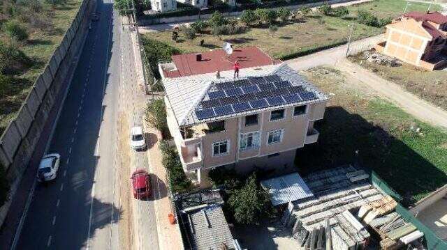 Evinin çatısına kurduğu güneş panelleriyle akım üretip, satıyor