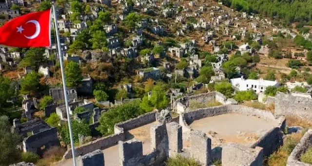 Türk bayrağının gölgesindeki hayalet köyde uzun yıllardır kimse yaşamıyor