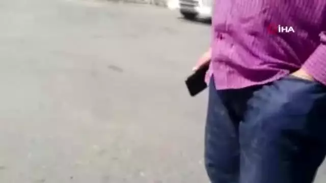 Geri dönüşüm merkezinde yangını görüntüleyen gazetecilere saldırı Geri dönüşüm merkezinde yangını görüntüleyen gazetecilere saldırı