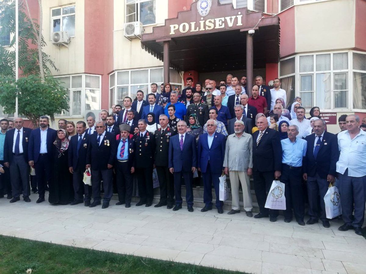 Mardin'de gaziler ve şehit yakınları yemekte bir araya geldi