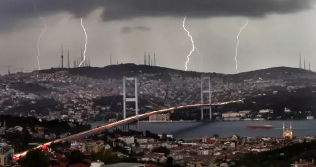 Meteoroloji İstanbulluları sağanak yağış ve yıldırım düşme tehlikesi karşısında uyardı