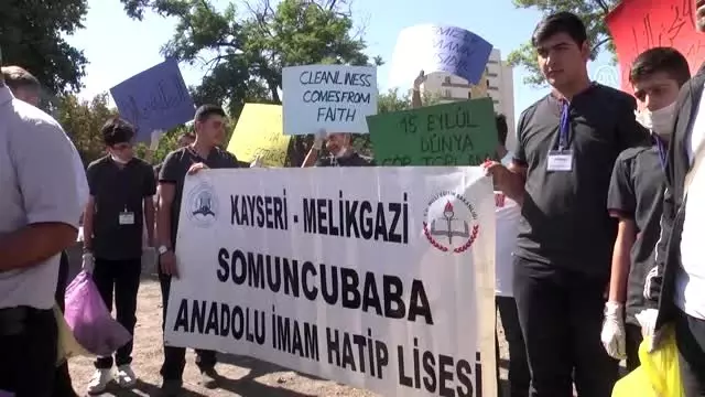Öğrenciler çöp topladı