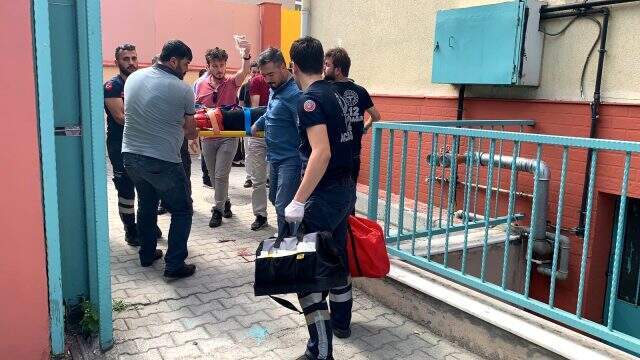 Okulda panik anları! Kız öğrenci birinci kattan aşağıya atladı