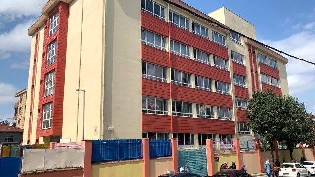 Okulda panik anları! Kız öğrenci birinci kattan aşağıya atladı