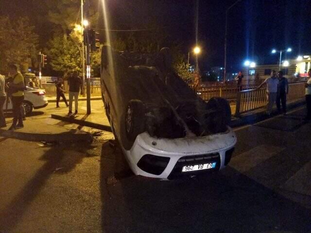 Polis otosu ve ticari araç çarpıştı: 3'ü zabita 5 kişi yaralandı