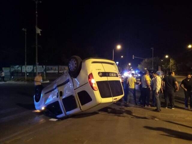 Polis otosu ve ticari araç çarpıştı: 3'ü zabita 5 kişi yaralandı