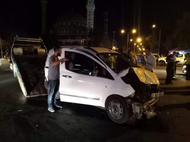 Polis otosu ve ticari araç çarpıştı: 3'ü zabita 5 kişi yaralandı