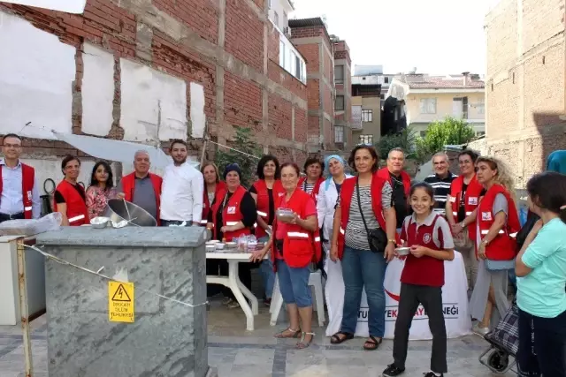 Salihli Kızılay'dan aşure ikramı