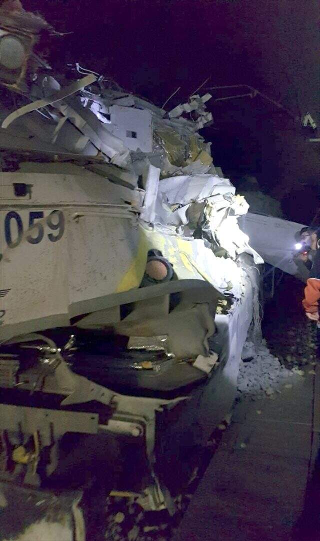 Son Dakika: Bilecik'te kılavuz tren raydan çıktı: İki makinist hayatını kaybetti