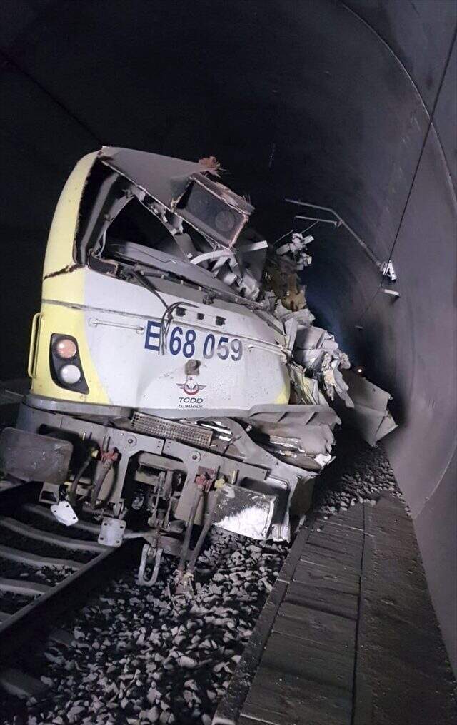 Son Dakika: Bilecik'te kılavuz tren raydan çıktı: İki makinist hayatını kaybetti