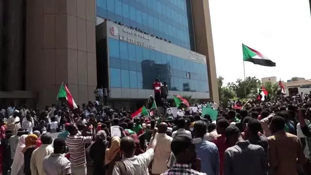 Sudan'da Beşir rejiminin sembol isimlerinin yargılanması talebiyle gösteri Sudan'da Beşir rejiminin sembol isimlerinin yargılanması talebiyle gösteri