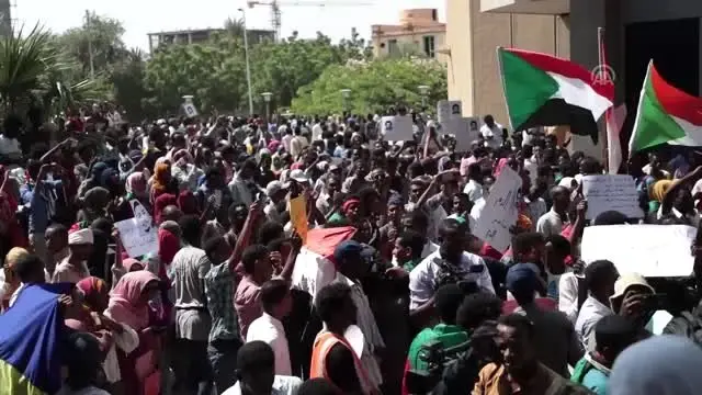 Sudan'da Beşir rejiminin sembol isimlerinin yargılanması talebiyle gösteri Sudan'da Beşir rejiminin sembol isimlerinin yargılanması talebiyle gösteri