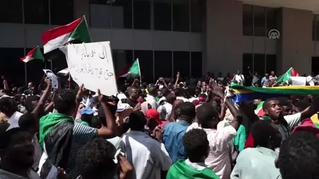 Sudan'da Beşir rejiminin sembol isimlerinin yargılanması talebiyle gösteri Sudan'da Beşir rejiminin sembol isimlerinin yargılanması talebiyle gösteri