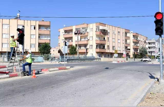 Tarsus'ta kazalara karşı ledli trafik sinyalizasyon sistemi Tarsus'ta kazalara karşı ledli trafik sinyalizasyon sistemi
