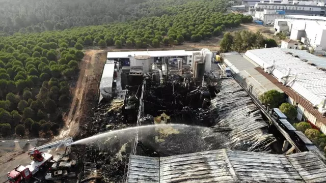 Tuzla'da yanan fabrikadaki hasar havadan görüntülendi Tuzla'da yanan fabrikadaki hasar havadan görüntülendi