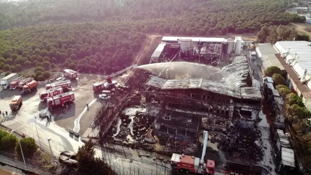 Tuzla'da yanan fabrikadaki hasar havadan görüntülendi Tuzla'da yanan fabrikadaki hasar havadan görüntülendi