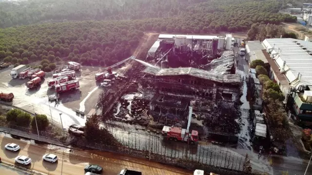 Tuzla'da yanan fabrikadaki hasar havadan görüntülendi Tuzla'da yanan fabrikadaki hasar havadan görüntülendi