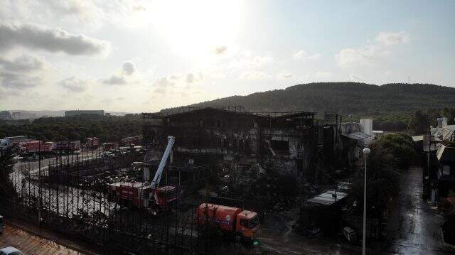 Tuzla'da yanan fabrikadaki hasar havadan görüntülendi