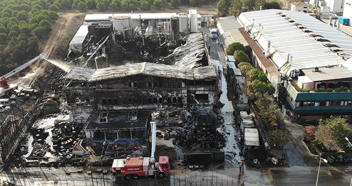 Tuzla'da yanan fabrikadaki hasar havadan görüntülendi