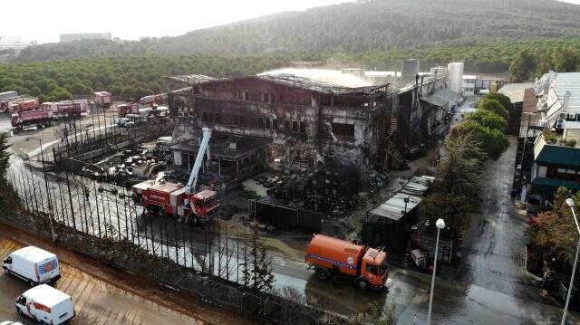 Tuzla'da yanan fabrikadaki hasar havadan görüntülendi