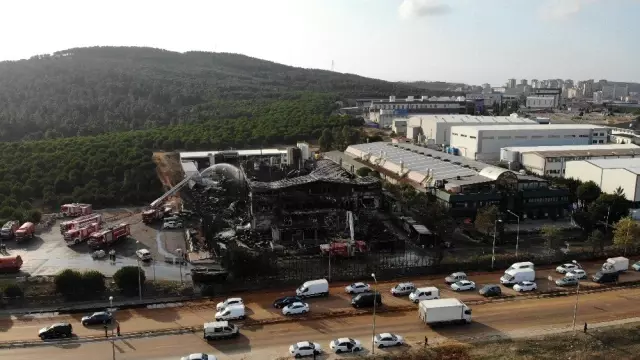 Tuzla'da yanan fabrikadaki hasar havadan görüntülendi Tuzla'da yanan fabrikadaki hasar havadan görüntülendi