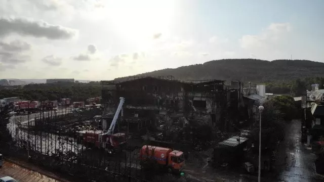 Tuzla'da yanan fabrikadaki hasar havadan görüntülendi Tuzla'da yanan fabrikadaki hasar havadan görüntülendi