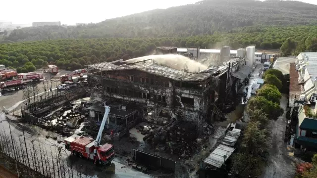 Tuzla'da yanan fabrikadaki hasar havadan görüntülendi Tuzla'da yanan fabrikadaki hasar havadan görüntülendi