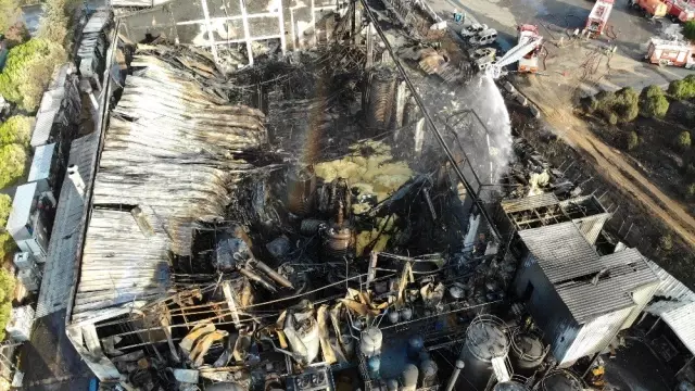 Tuzla'da yanan fabrikadaki hasar havadan görüntülendi Tuzla'da yanan fabrikadaki hasar havadan görüntülendi