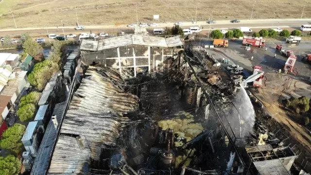 Tuzla'da yanan fabrikadaki hasar havadan görüntülendi Tuzla'da yanan fabrikadaki hasar havadan görüntülendi