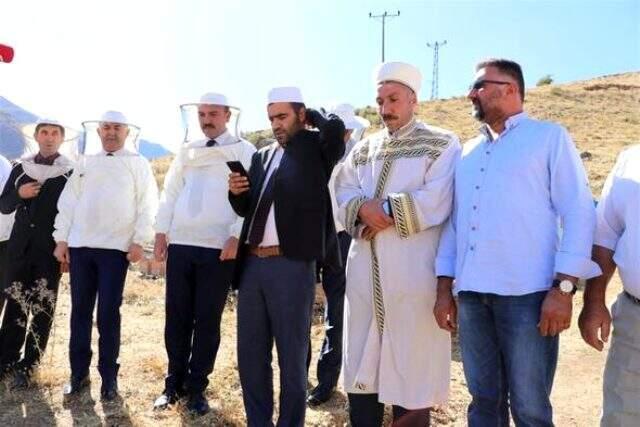 Verimli arı sezonuna teşekkür için şükür duasına çıkan arıcılar, arıların saldırısına uğradı