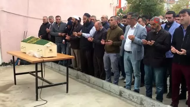 6. kattan düşerek hayatını kaybeden Mehmet bebek toprağa verildi 6. kattan düşerek hayatını kaybeden Mehmet bebek toprağa verildi