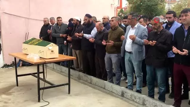 6. kattan düşerek hayatını kaybeden Mehmet bebek toprağa verildi 6. kattan düşerek hayatını kaybeden Mehmet bebek toprağa verildi