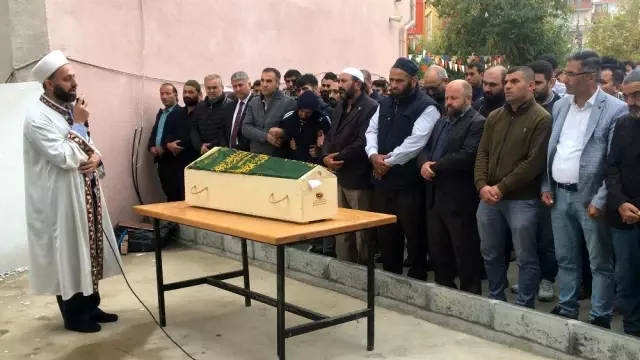 6. kattan düşerek ölen Mehmet bebek toprağa verildi 6. kattan düşerek ölen Mehmet bebek toprağa verildi