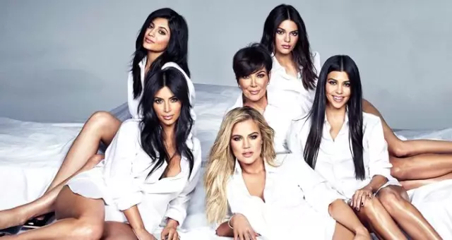 64 yaşındaki Kris Jenner, siyah bikinili fotoğrafıyla kızlarını gölgede bıraktı