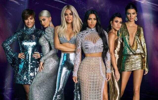 64 yaşındaki Kris Jenner, siyah bikinili fotoğrafıyla kızlarını gölgede bıraktı