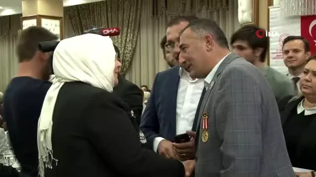 Aile Bakanı Selçuk, gaziler ve gazi aileleri ile bir arada Aile Bakanı Selçuk, gaziler ve gazi aileleri ile bir arada