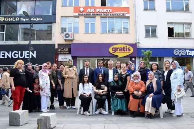 AK Parti vatandaşlara aşure dağıttı